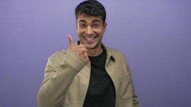 Stüdyoda parmaklarına güvenen adam heyecanını kutlar..