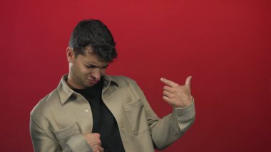 Stüdyoda gitar çalan adam, neşeli bir oyuncu..