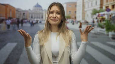 Dışarıda Aziz Peter Bazilikası 'yla el kol hareketi yapan bir kadın Vatikan caddesinde arka planda bulanıklaşarak duygularını ve bağlantılarını ifade eden bir turist anını canlandırıyor..