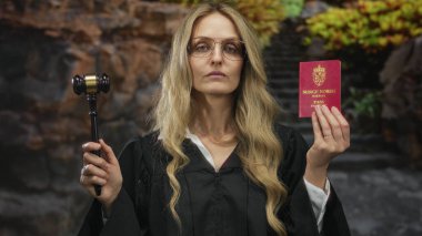 Hakim üniformalı kadın Norveç pasaportu ve tokmağını tutuyor, kimlik ve hukuki konuları vurguluyor..