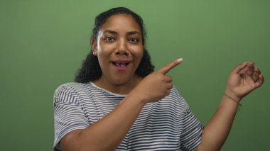Afrikalı Amerikalı kadınlar stüdyoda yeşil duvara karşı parmaklarını açık tutarak işaret ediyorlar. Sürpriz..