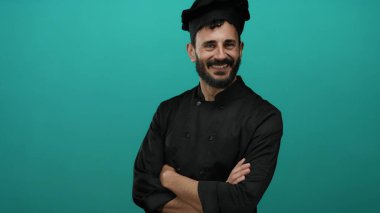 Sakallı ve şef kılığına girmiş İspanyol bir adam canlı yeşil bir geçmişe, profesyonelliğe ve aşçılık tutkusuna karşı güler..