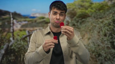 Erkek, kalbi kavrar ve sonra onu dışarıda yırtar. İspanyol genç erkek, kalp kırıklığı için üzgün görünür..