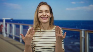 Güneş ışığında el hareketi yapan bir kadın, mavi gökyüzünün altında yürürken, iletişim mutluluğu....