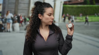 Dışarıda kronometre tutan kadın, arka planda sidik kulesi olan, insanlarla çevrili, açık hava, turist, ispanyol, zaman, İtalya, şehir simgesi.