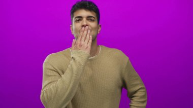 Erkekler arka planı öpmek için dudaklarını kullanırken genç İspanyol erkekler mor öpücüklere karşı duruyorlar..