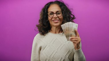 Rusya 'nın ruble banknotlarını elinde tutan kadın canlı mor bir arkaplan ile finans ve para birimi temalarını özgüvenli bir ifadeyle sergiliyor..