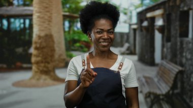 Önlük takan bir kadın parmağıyla şehir caddesinde dolaşamaz.