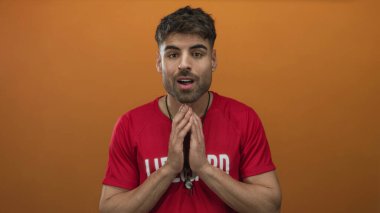 Islık çalan, ellerini sıkan ve stüdyoda hazır bekleyen İspanyol cankurtaranı..