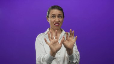 Mor stüdyoda yüzünü ekşiten, reddeden ve el ele tutuşan kadınlar tiksinti ve tiksinti..