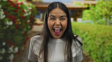 Kadın yoğun bir caddede bağırarak konuşuyor. Bu canlı video karesi boyunca genç Latin ruhu doğrudan kameraya yansıtıyor..