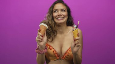 Pembe arka planda dondurmayla gülümseyen kadın izole edilmiş yaz neşesi ve gençlik enerjisi..