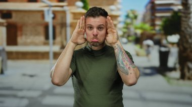 Dövmeli genç bir adam, şaşkın bir ifadeyle bir şehir sokağında gözlerini açar. Bir anlık neşe ve spontane bir anı yakalar..