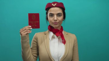Norveç pasaportlu İspanyol kadın uçuş görevlisi canlı yeşil duvarlara karşı kimlik ve profesyonellik gösteriyor..