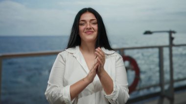 Okyanus manzaralı yolcu gemisi güvertesinde gülümseyen kadın keyfi moda artı beden güven yansıması.