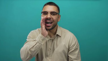 Camgöbeği stüdyosunda elleri ağızlarına dolanmış gözlük takan bir adam heyecan motivasyon enerjisi tutkusu..