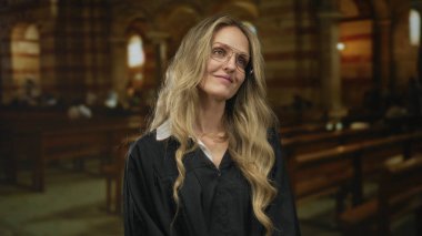 Üniformalı genç bir kadın yargıç kilisenin içinde duruyor, kanunları ve ciddiyeti barışçıl bir tavırla somutlaştırıyor ve geleneksel bir ortamda resmin ciddiyetini arttırıyor..