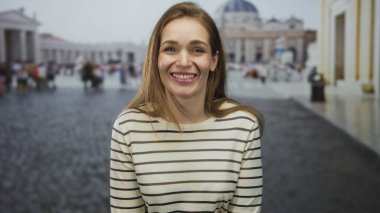 Vatikan binasının önünde ağzı açık konuşan beyaz bir kadın, seyahat mutluluğu..