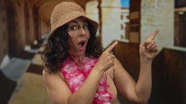 Orta yaşlı İspanyol kadın eski şehir sokaklarında parmak uçlarına dolaşır; keşif heyecanı davetiyesi.