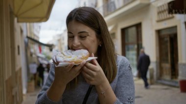 Kadınlar, Mallorian hamur işlerini eski şehir Mallorca 'sındaki büyüleyici Akdeniz sokak ortamında seviyor. Yemek ve keşifler için davetkar bir sahne yaratıyor..
