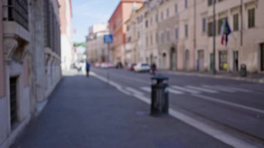 Roma 'da bulanık bir cadde. Odaklanamayan tarihi binalar ve bokeh etkisi atmosferik bir şehir manzarası yaratıyor..