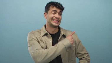 Genç İspanyol adam stüdyoda parmak ucuyla işaret ediyor, kararsızlık seçimi..