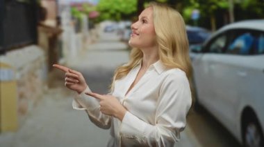 Arka planda canlı yeşil bir şehir caddesini gösteren bir kadın berrak mavi gökyüzü altında gençlik enerjisi ve iyimserlik yayıyor..