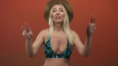 Stüdyo ortamında göğüs dekoltesi gösteren sarışın, beyaz kadın, alaycılık, güven esprisi..