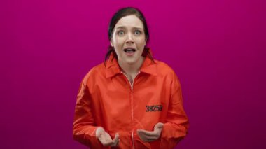 Pembe arka planda turuncu tulumlu kadın değişik pozlarda duygusal ifadeler sergiliyor.