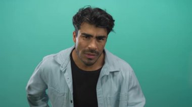 Camdan duvara yumruk atan bir adam, merak konsantrasyonu dinleme soruşturması..