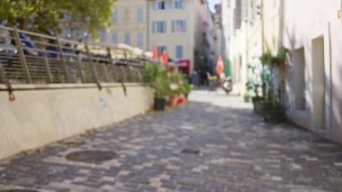 Bokeh etkisi olan Marsilya Caddesi 'nin bulanık manzarası, Avrupa' nın açık hava manzarası ve Fransa 'nın canlı yürüme alanının vurgulanması.