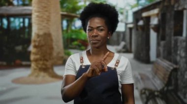 Önlük takan bir kadın parmağıyla şehir caddesinde dolaşamaz.