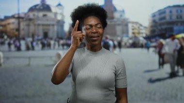 Genç Afro-Amerikalı kadın, St. Peter Meydanı, Vatikan 'da yaratıcı ve ilham verici bir tebessümle fikir beyan ediyor..