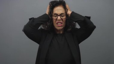 Stresli, orta yaşlı İspanyol gözlüklü, siyah elbiseli, gerilimin ve endişenin izole edilmiş ifadesi..