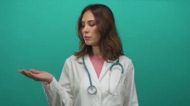 Soyutlanmış yeşil arka plan seçenekleri üzerinden steteskop hareketleriyle İspanyol kadın doktor..