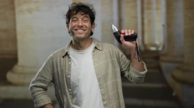 Bir üniversite kampüsünde, Roma tarzı sütunların önünde kendine güveni ve cazibesi olan İspanyol bir adam tutuyordu..