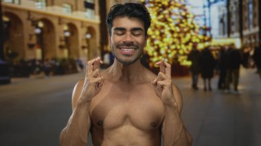 Parlak ışıkların altında kalabalık bir şehir sokağında göğsü açık genç İspanyol adam şans diliyor..