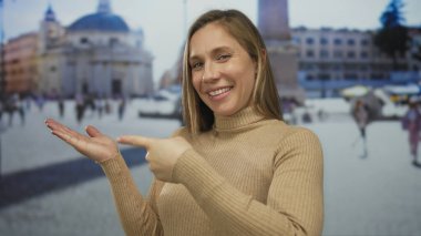 Genç kadın, avuç içi kadar açık olduğunu işaret ediyor; davete hoşgeldiniz.