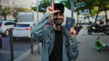 Adam, elinde İsrail pasaportu tutarken gülümsüyor ve açık gün ışığında araba ve yayalarla dolu kalabalık bir şehir sokağında jest yapıyor..