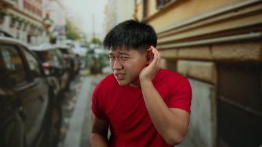 Canlı bir şehir caddesinde iletişim kuran genç bir adam, açık hava ortamında yakalandı..