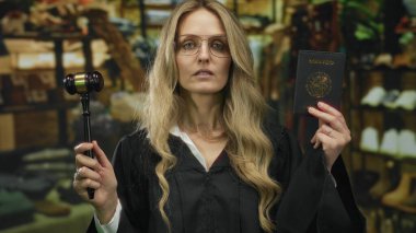 Meksika pasaportlu kadın yargıç ve tokmak perakende satış ayarında duruyor, yasal otoriteyi alışveriş ortamı ile harmanlıyor..