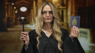 Genç kadın yargıç elinde Kanada pasaportu ve kilise zemininde tokmak tutuyor..