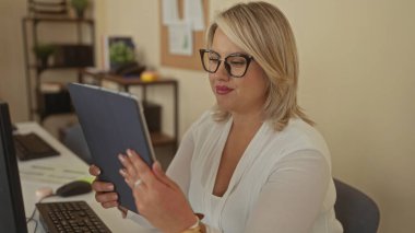 Ofis binasında tablet tutarken gülümseyen kadın; güven motivasyonu verimlilik odaklanması.