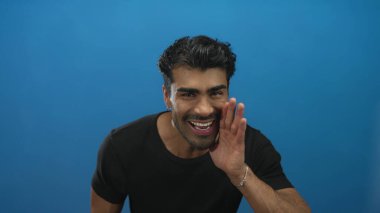 Mavi stüdyo ortamında kıt kanaat bağıran genç adam bardakları; anons enerjisi gürültülü ton.