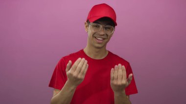 Stüdyo renkli pembe tişörtlü ve kırmızı şapkalı bir adam davet ediyor..