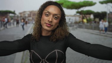 Kadın kaldırım taşı caddesinde el ele tutuşmuş gözleri kapalı ve ağzı hafif açık; minnettarlık.