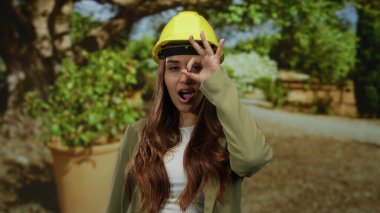 Açık hava ortamında canlı bir mimar ya da mühendis olarak işi ve eğlenceyi harmanlayarak güneşli parkta iyi bir jest yapıyor..