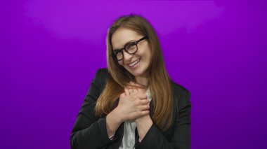 Siyah ceketli kadın ve beyaz gömlek debriyajlı göğüs ve mor stüdyoda ürkek göğüs ağrısı ifade eden;.