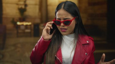 Kadın, kilise ortamında kızgın hissederken telefonunu tutuyordu. Ve genç Latin bir Latin olarak, çatık kaşlı bir sesle konuşuyordu..