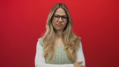 Stüdyoda düşünmek için yanak yanağa gözlük takan kadın, şüphe dolu kafa karışıklığı yansıması düşünüyor..